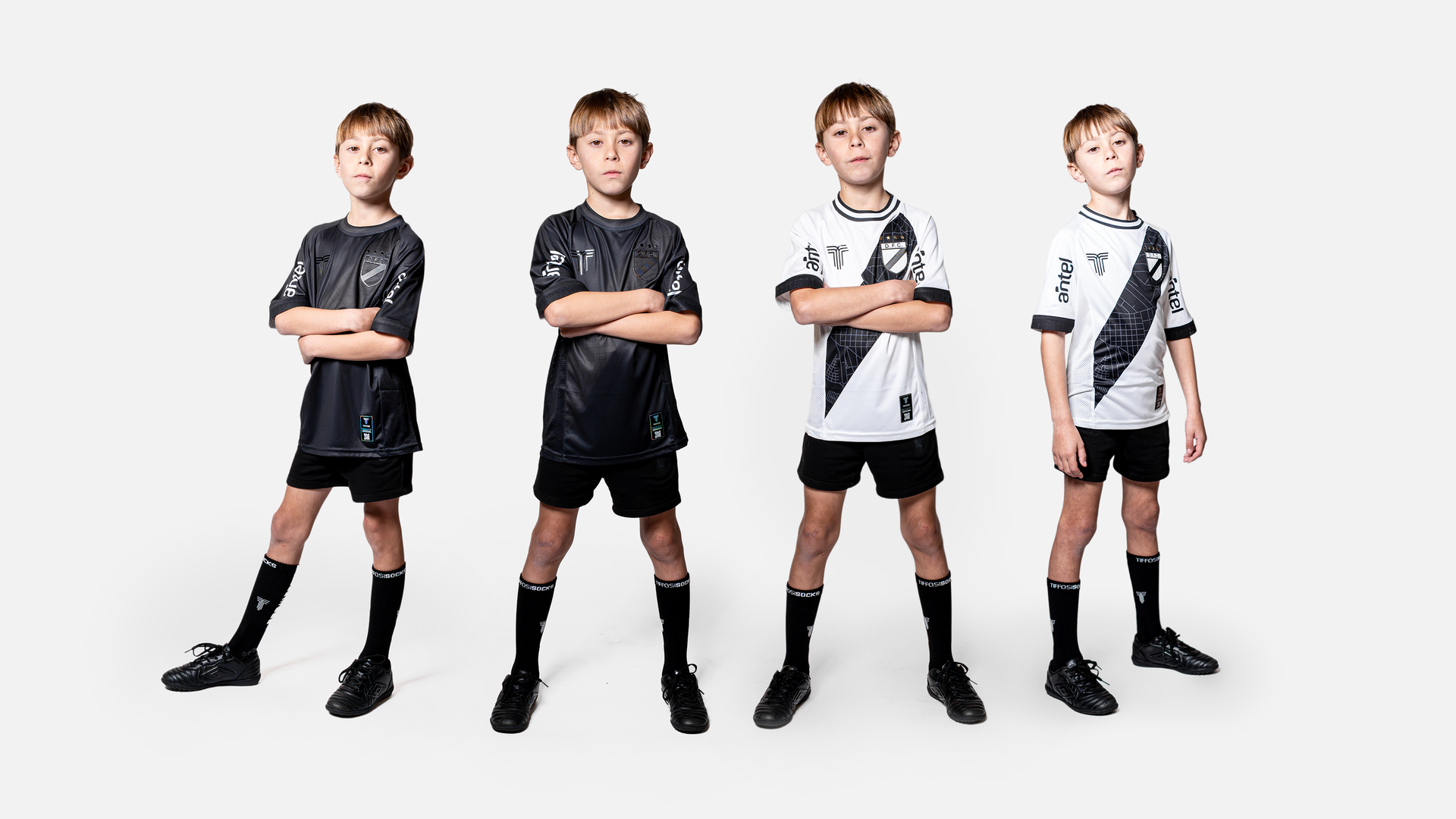 Niños con la indumentaria oficial de Danubio