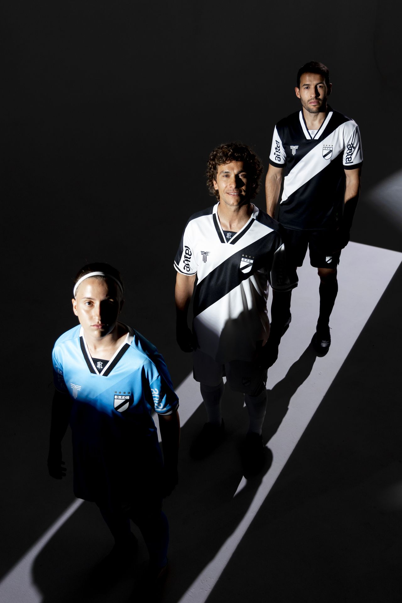 Jugadores de Danubio con la indumentaria oficial Tiffosi